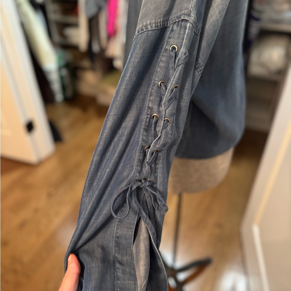 Bella Dahl Women's Blue Denim Top NWT - Picture 7 of 11
